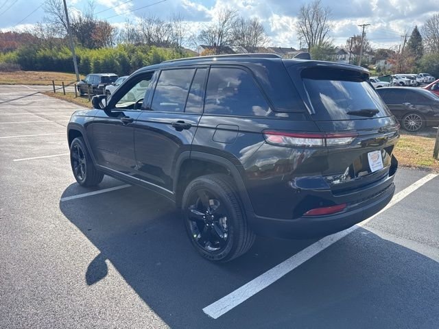 New 2025 Diamond Black Crystal Pearl-Coat Exterior Paint Jeep Altitude X image 5