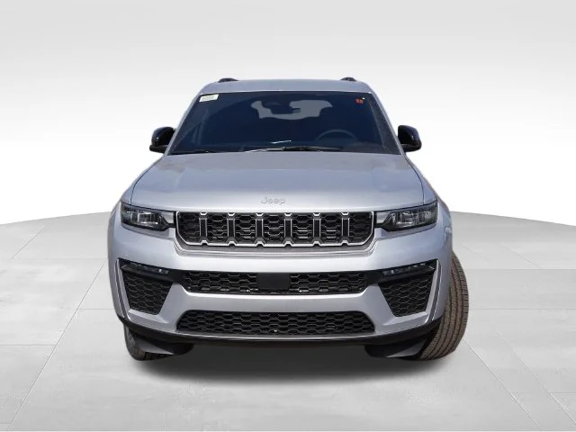 New 2026 Silver Zynith Exterior Paint Jeep Limited image 8