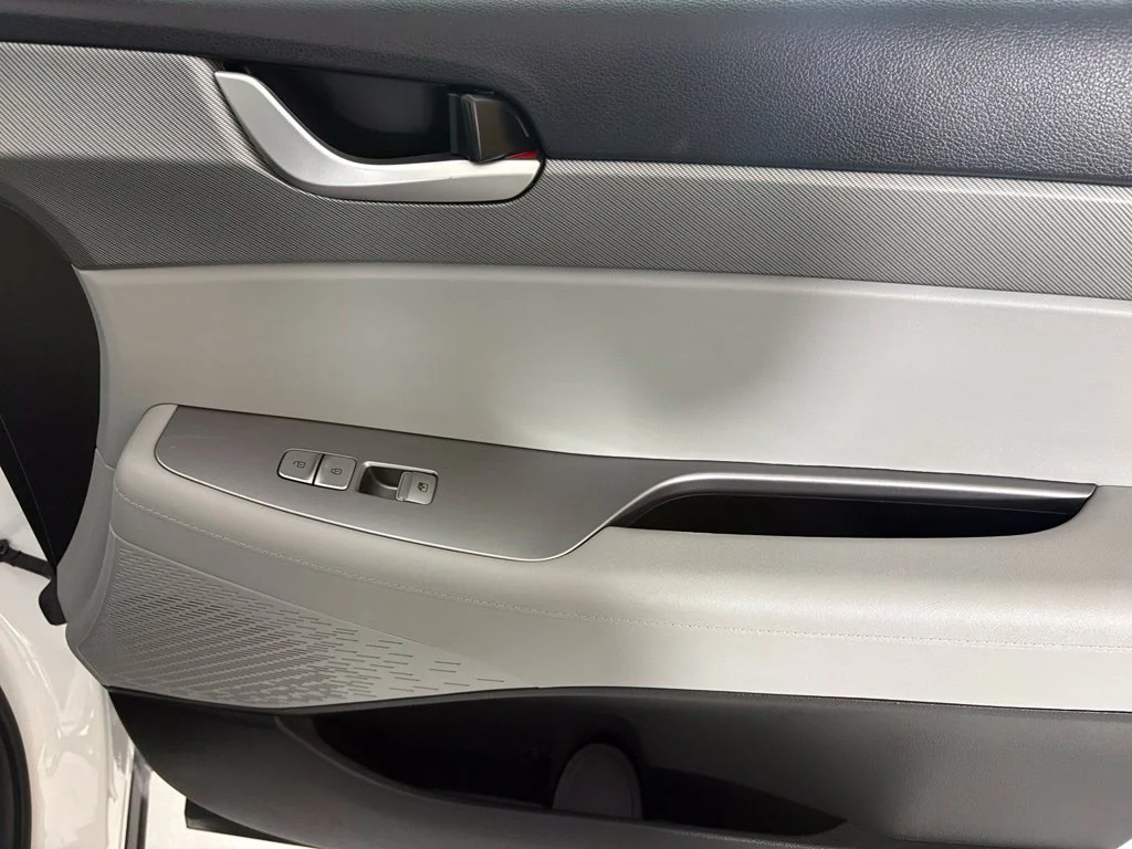 Used 2025 White Hyundai SEL image 12