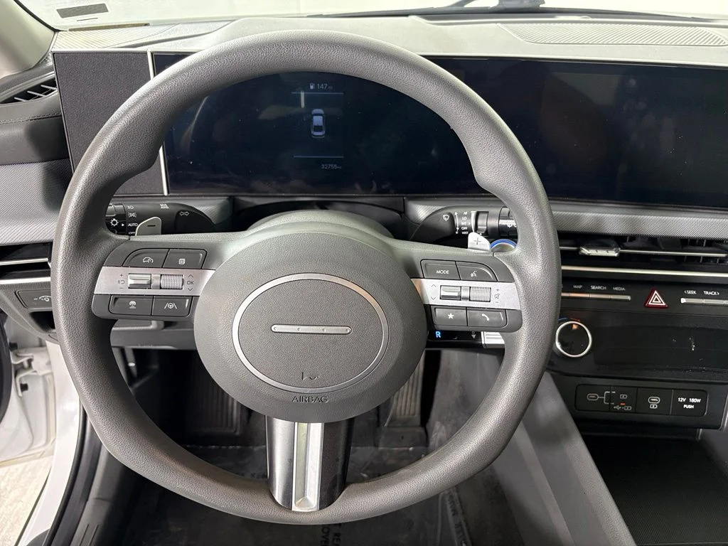 Used 2025 White Hyundai SEL image 23