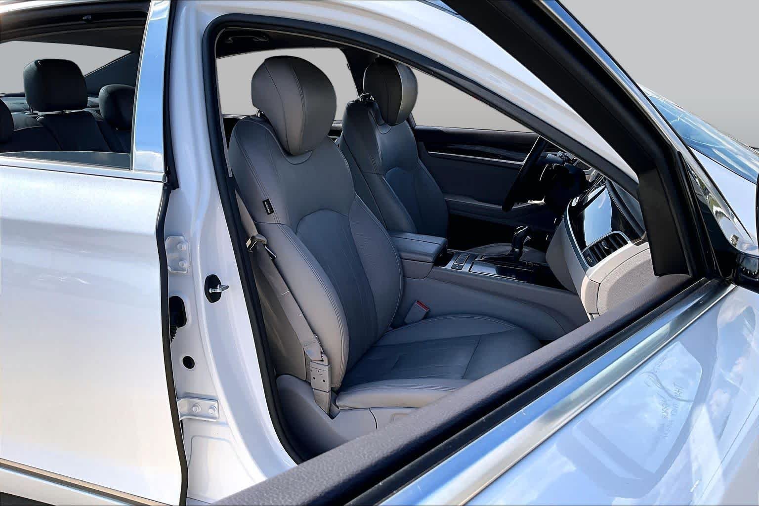 Used 2017 Casablanca White Genesis 3.8L image 9