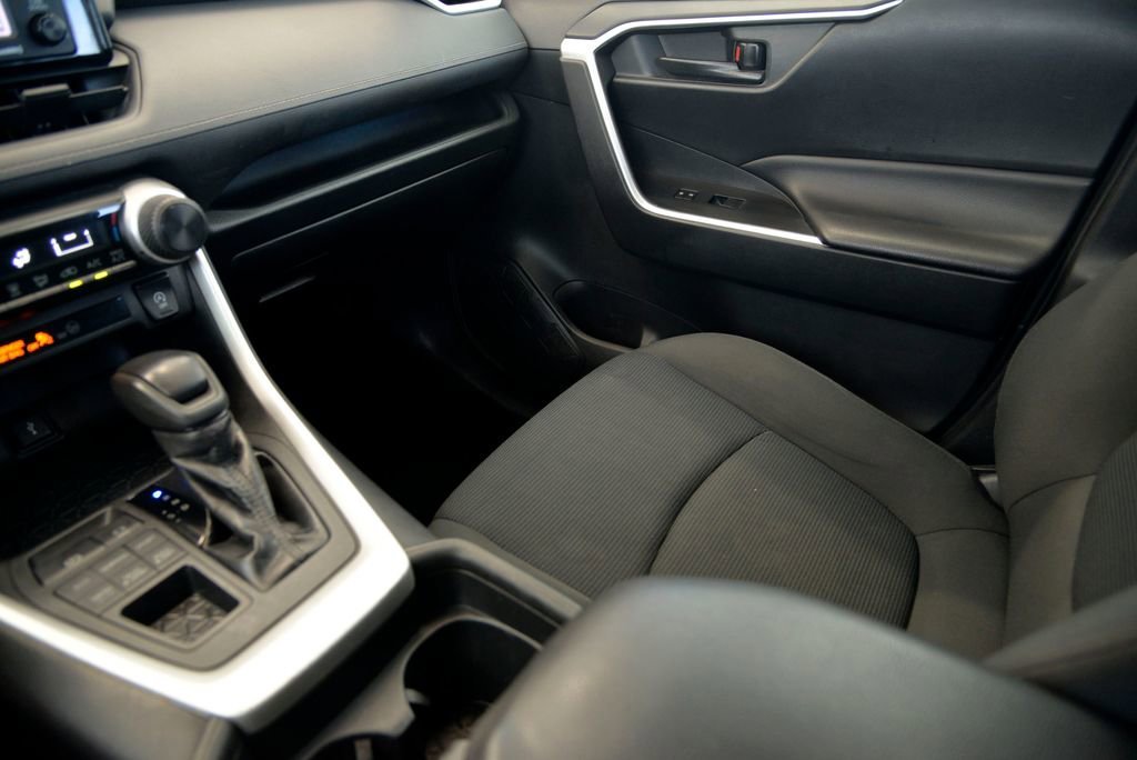 2020 Toyota RAV4 LE - Photo 26