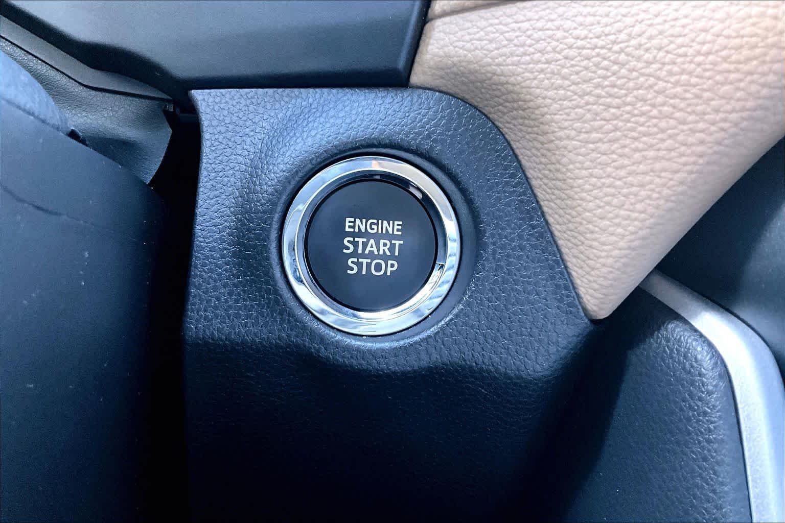 Used 2025 Wind Chill Pearl Toyota XLE Premium image 33