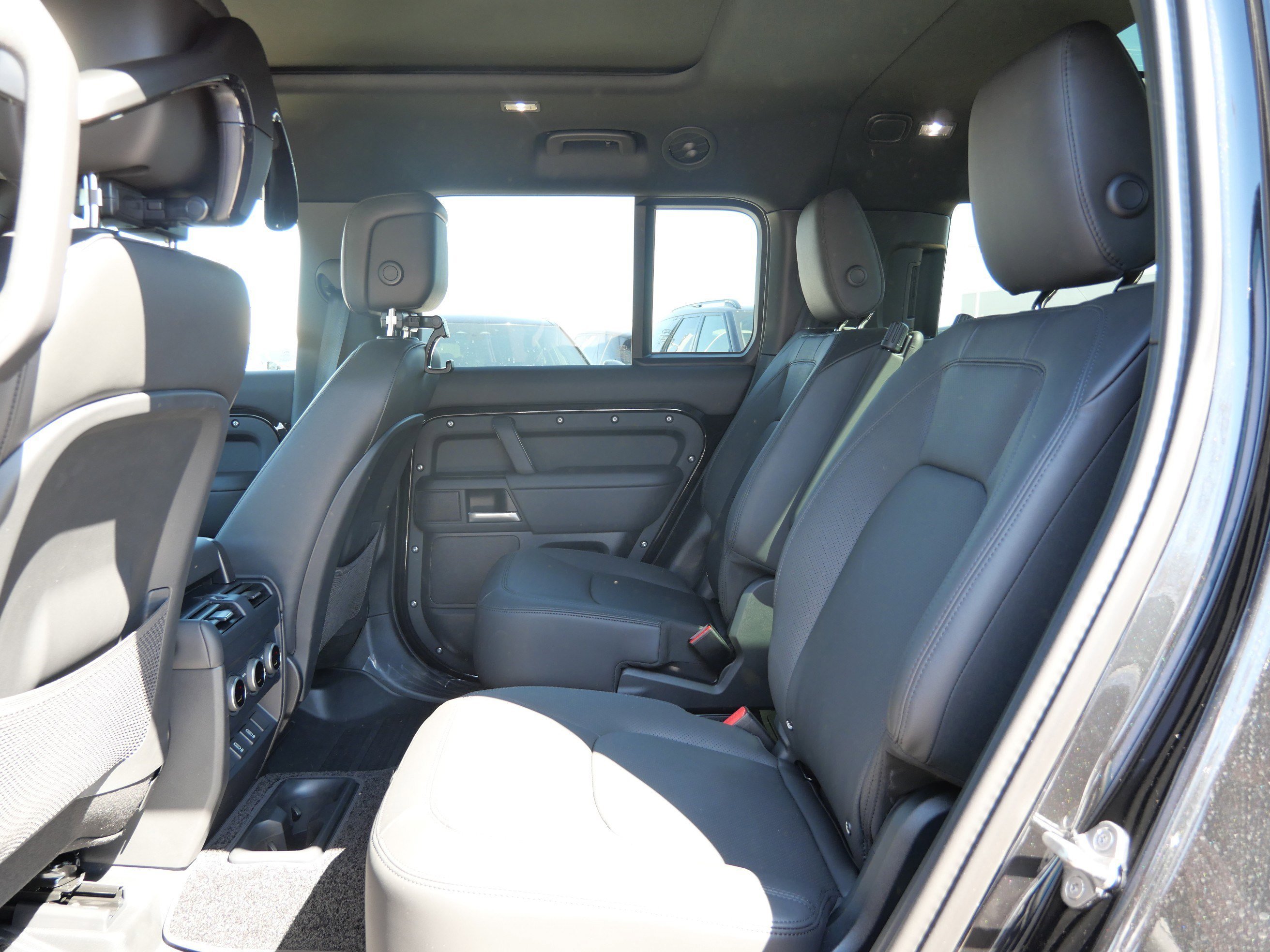 New 2026 Santorini Black LAND ROVER X-Dynamic SE image 7
