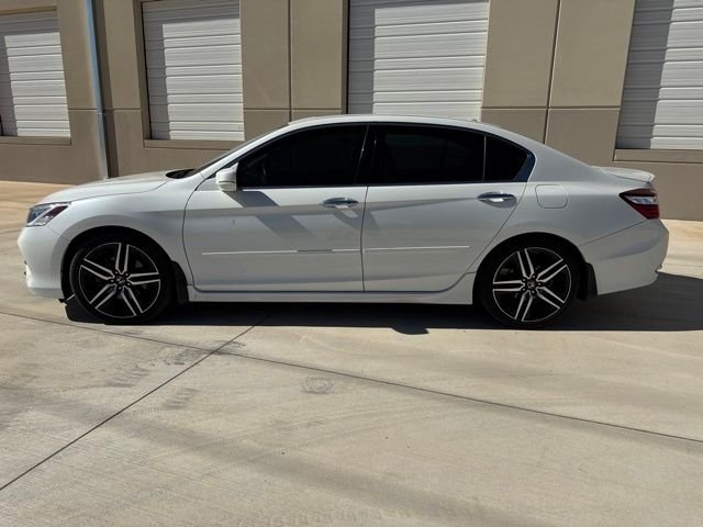Used 2017 White Honda Touring image 10
