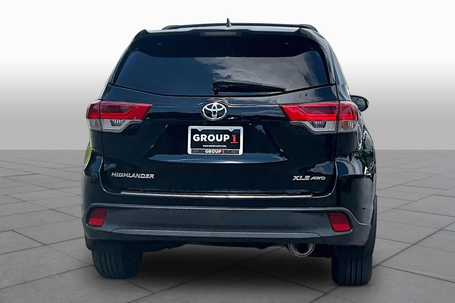 Used 2018 Midnight Black Metallic Toyota XLE image 5