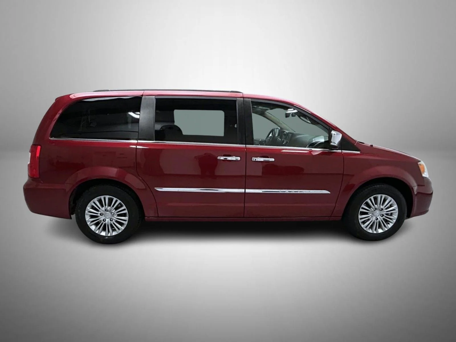 Used 2015 Red Chrysler Touring-L image 4
