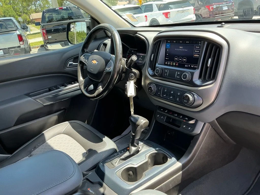 Used 2019 Blue Chevrolet Z71 image 12