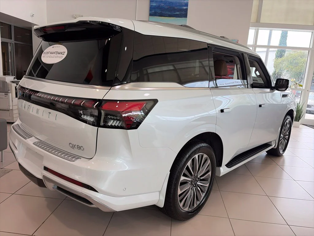 New 2027 RADIANT WHITE INFINITI LUXE image 3