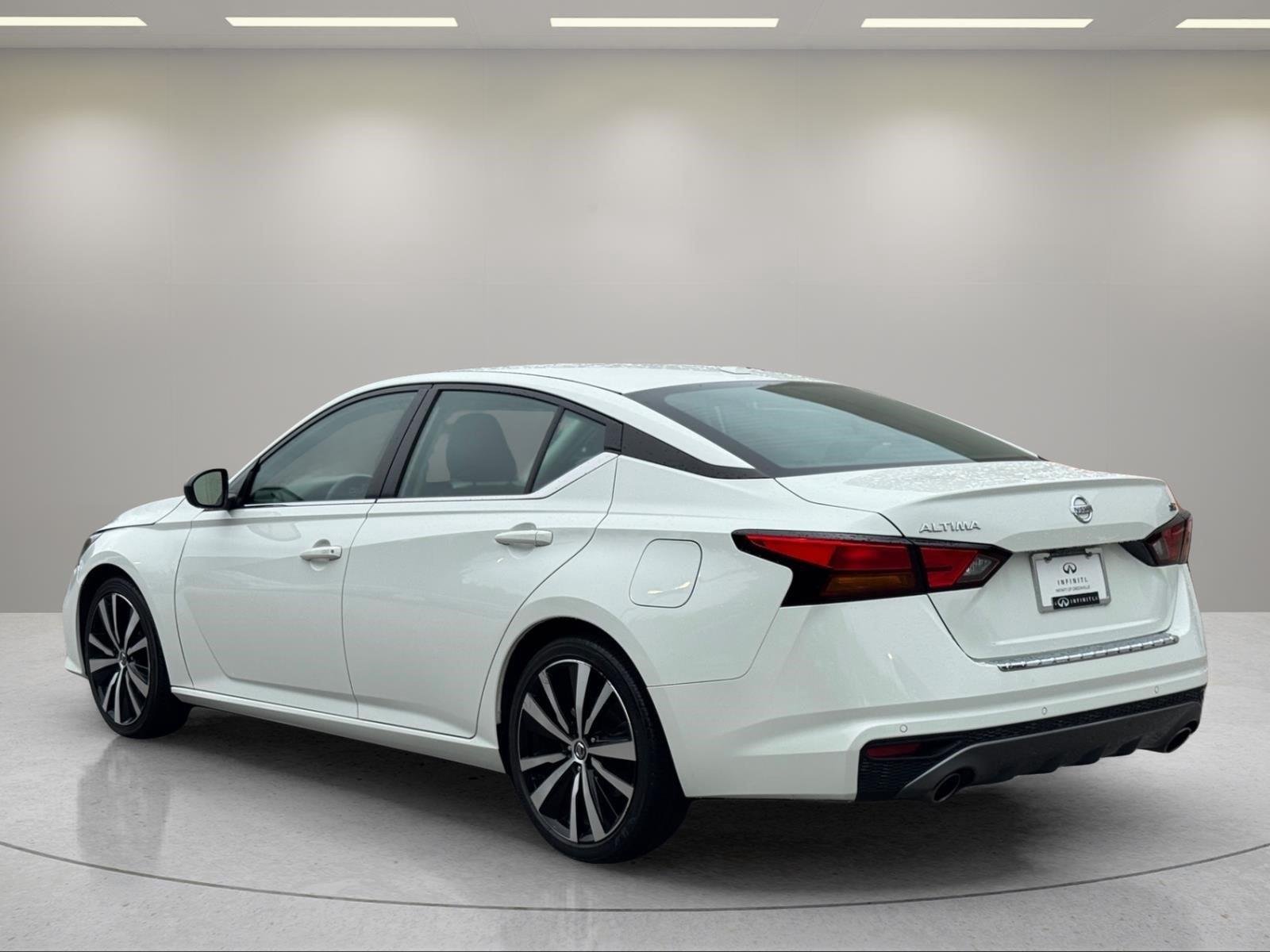 Used 2022 Glacier White Nissan 2.5 SR image 3