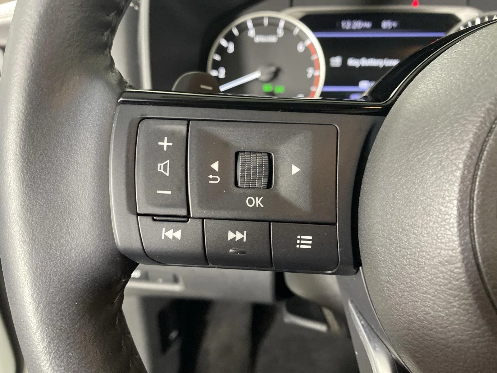 Used 2023 Pearl White Tricoat/Super Black Nissan SV image 16