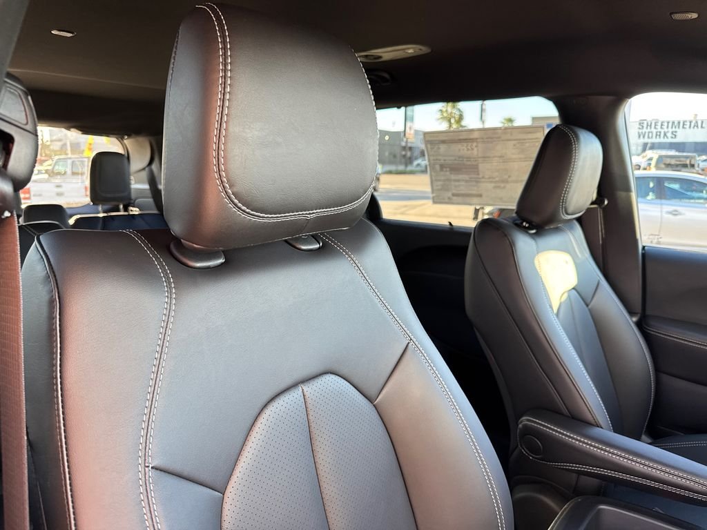 New 2026 Diamond Black Crystal Pearl-Coat Exterior Paint Chrysler Select image 12