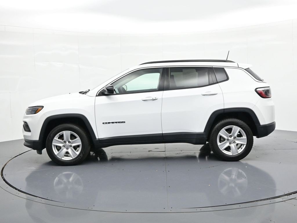 Used 2022 Bright White Clearcoat Jeep Latitude image 9