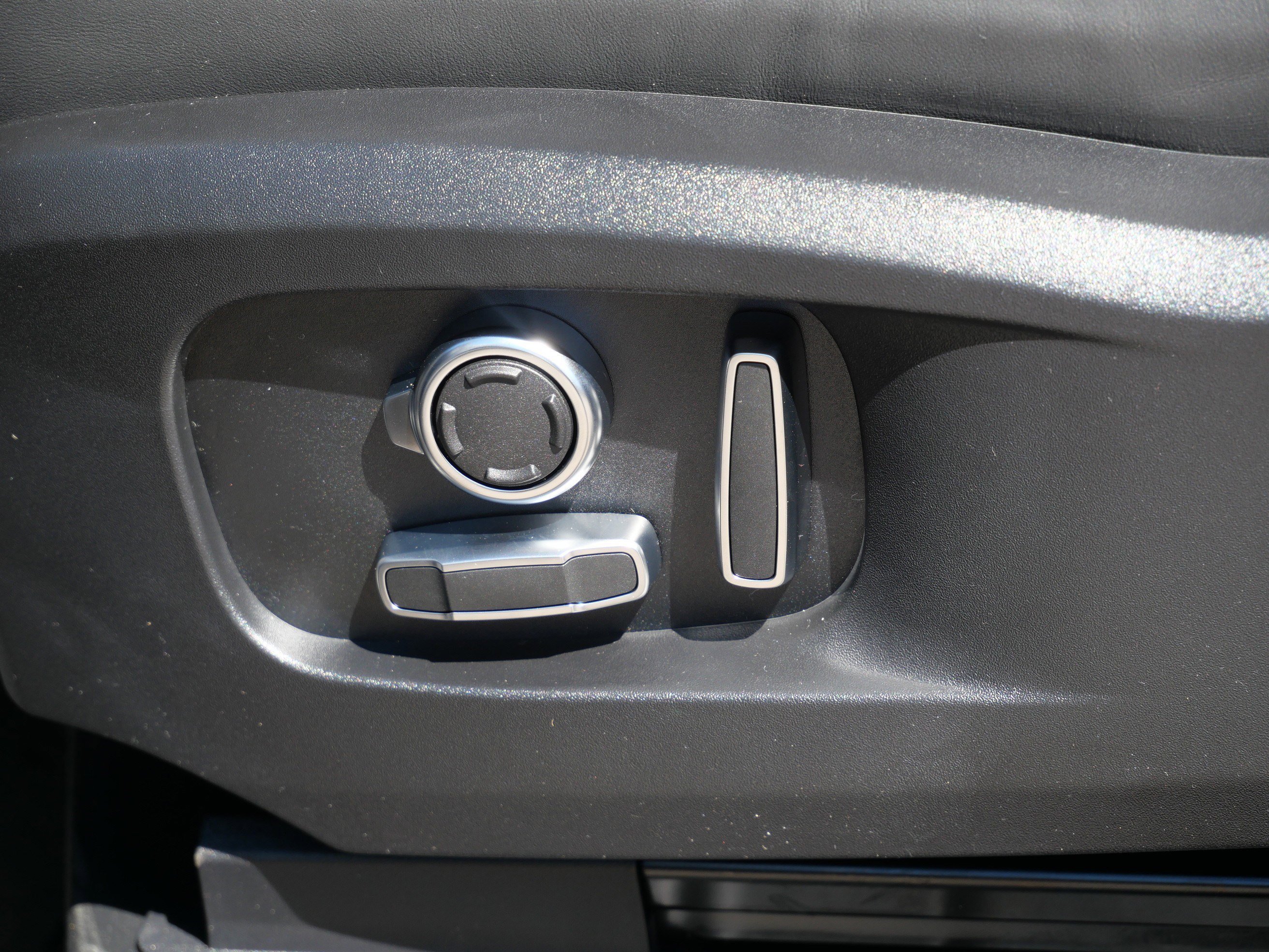 New 2026 Santorini Black LAND ROVER X-Dynamic SE image 5