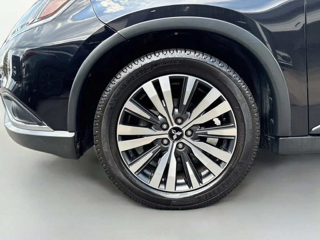 Used 2019 Labrador Black Metallic Mitsubishi SEL image 31