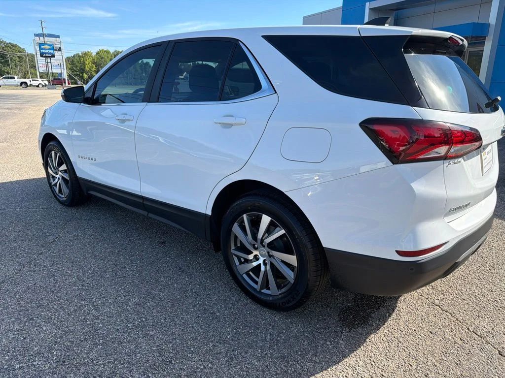 Used 2024 Summit White Chevrolet LT image 3