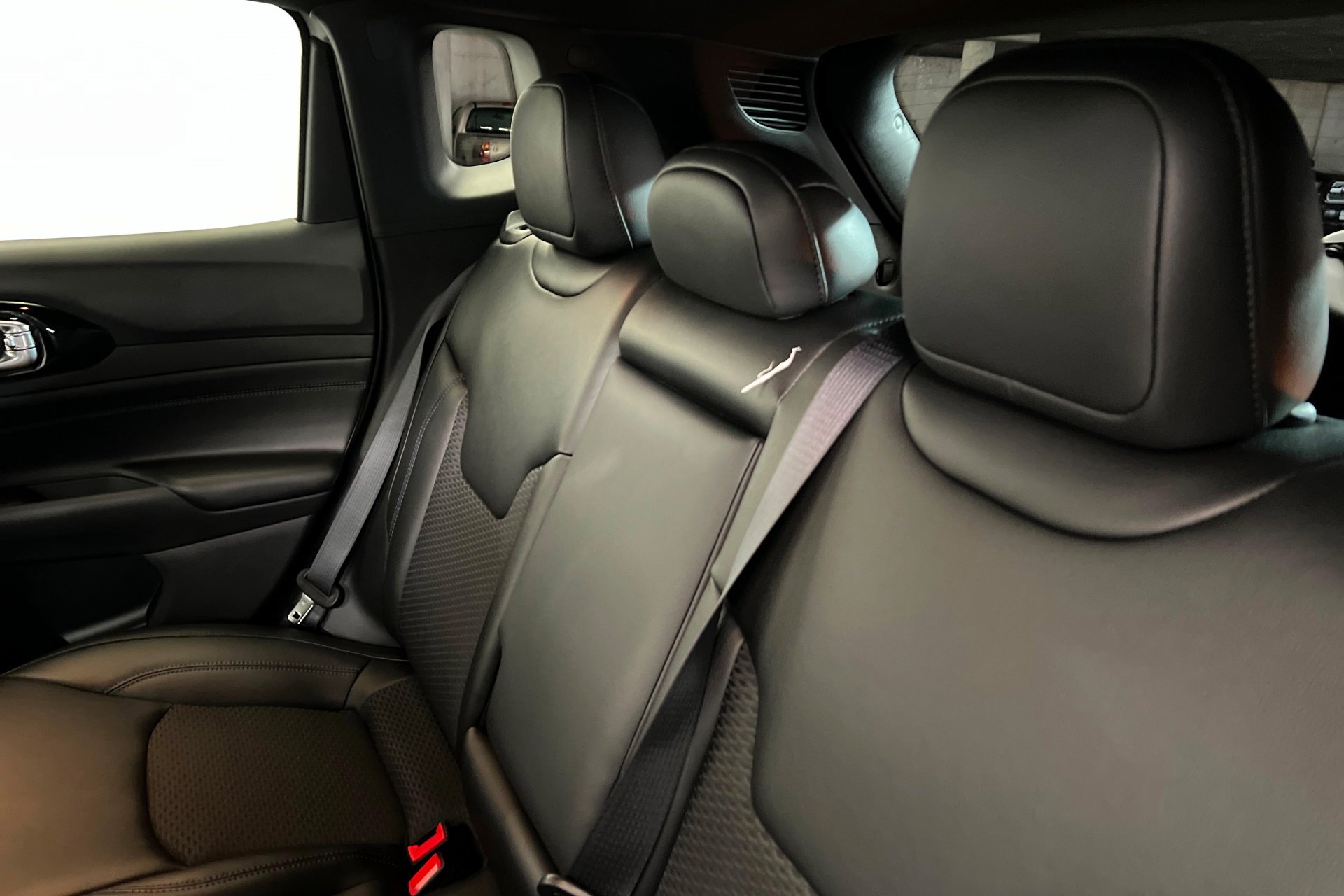 New 2026 Silver Zynith Metallic Clear-Coat Exterior Paint Jeep Latitude Altitude image 21