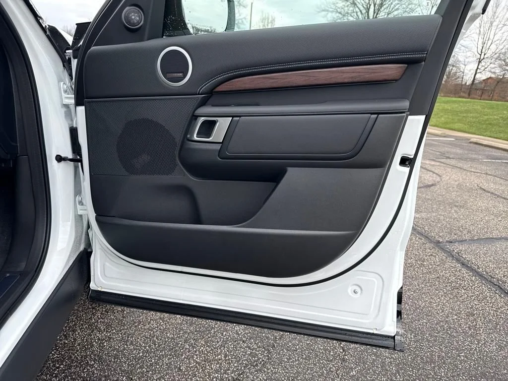 Used 2025 White Land Rover Dynamic SE image 17