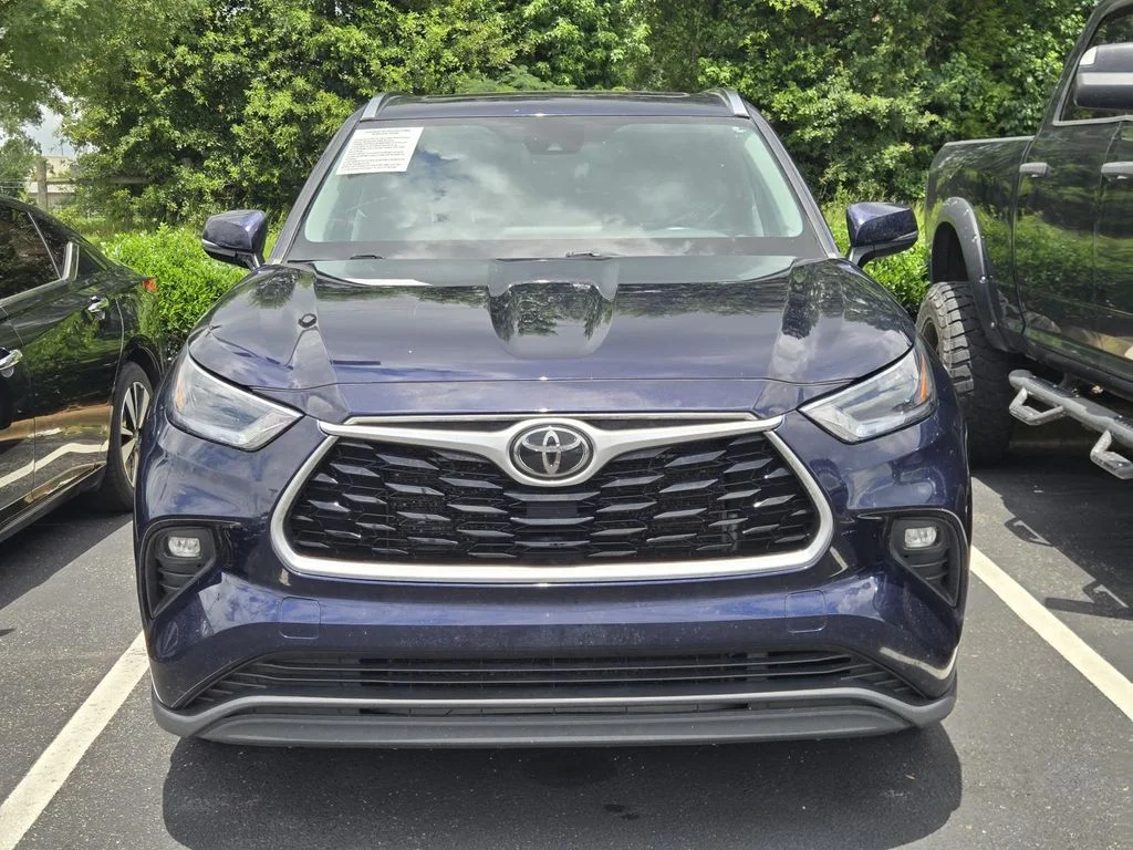 Used 2021  Toyota XLE image 2
