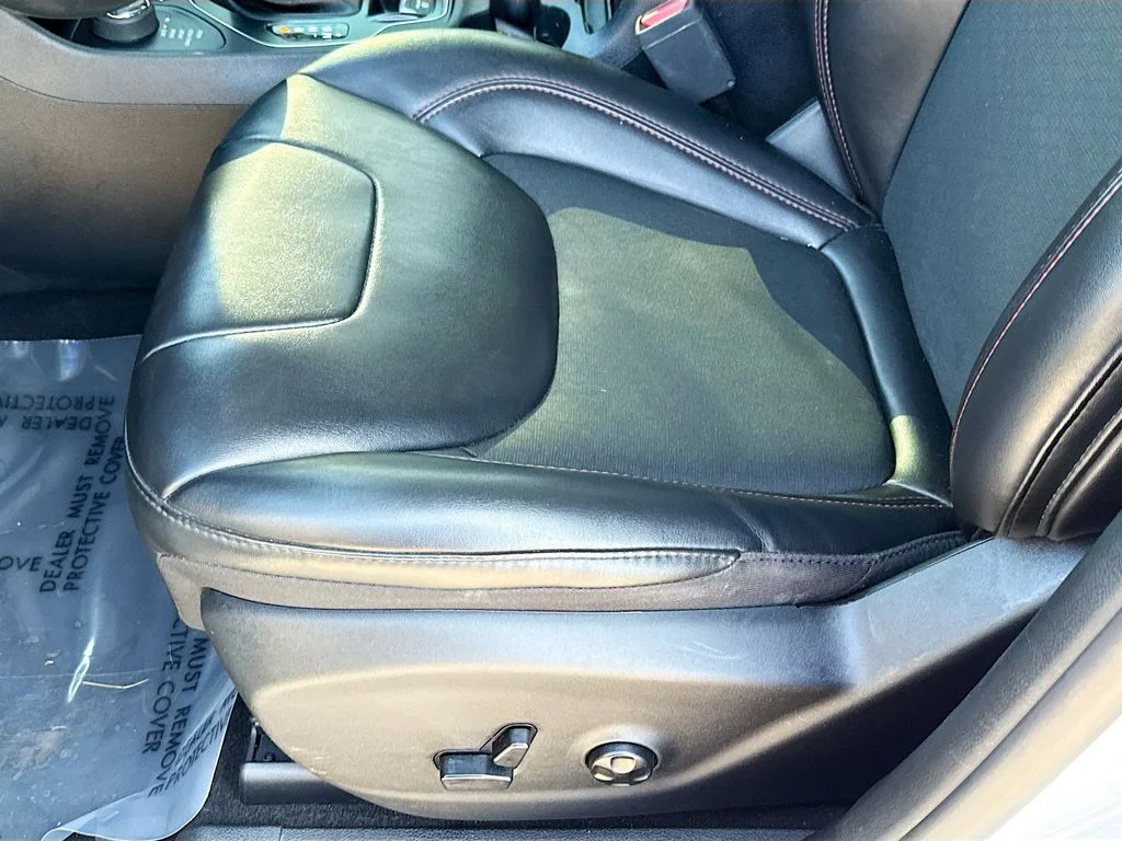 Used 2019 Bright White Clearcoat Jeep Trailhawk image 18