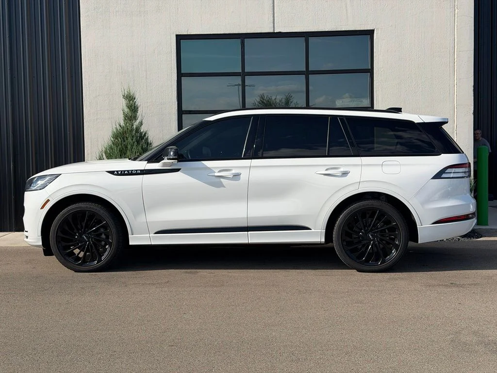 Used 2025 White Lincoln Reserve image 2