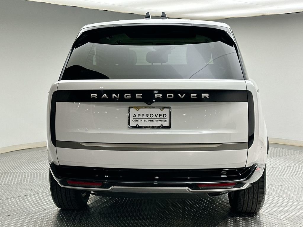 Used 2025  Land Rover SE image 12