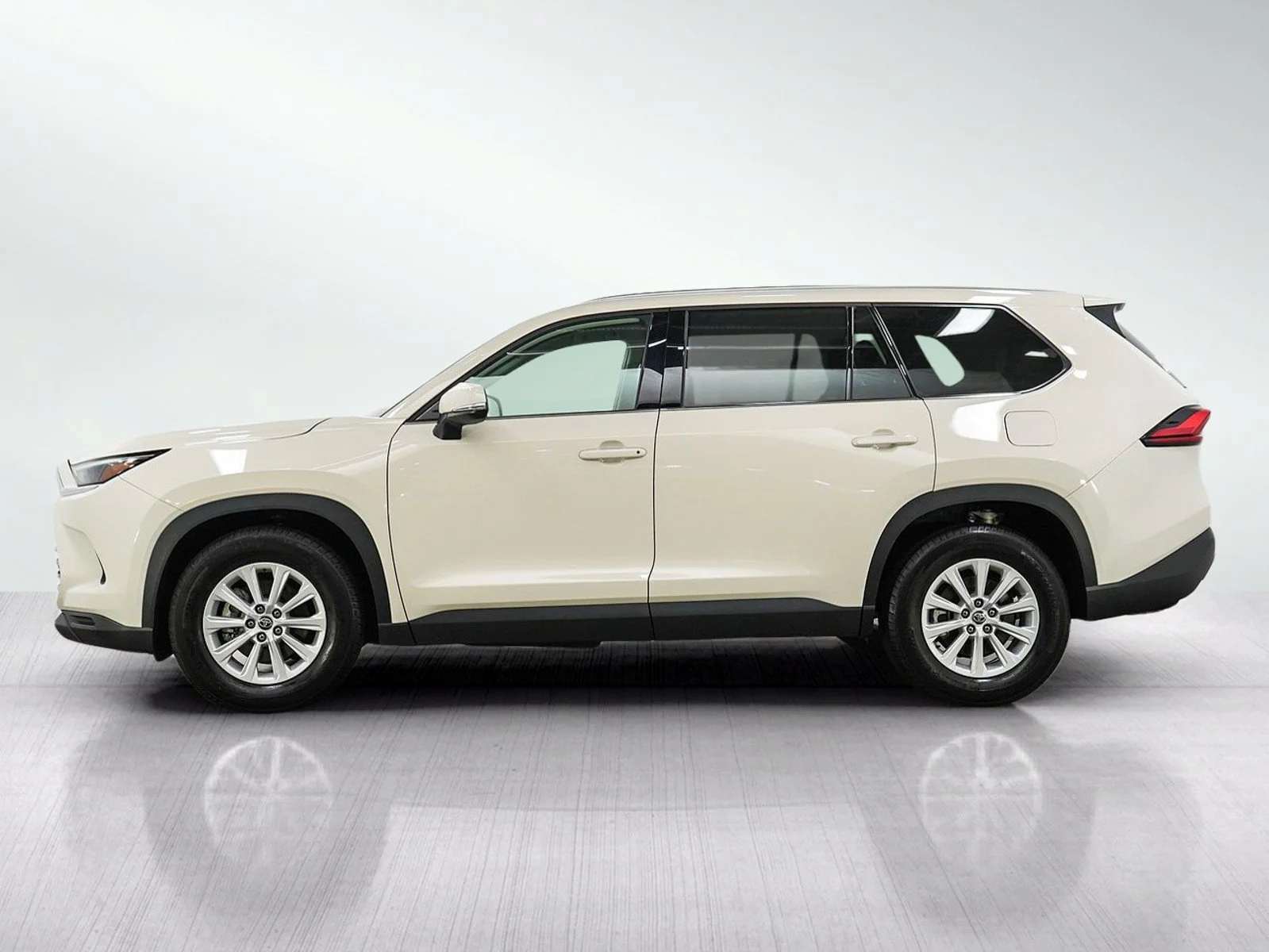 Used 2024 Toyota Grand Highlander XLE with VIN 5TDAAAB59RS060093 for sale in Burnsville, Minnesota
