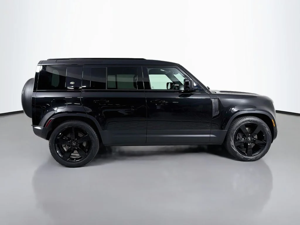 Used 2023 Santorini Black Metallic Land Rover SE image 4