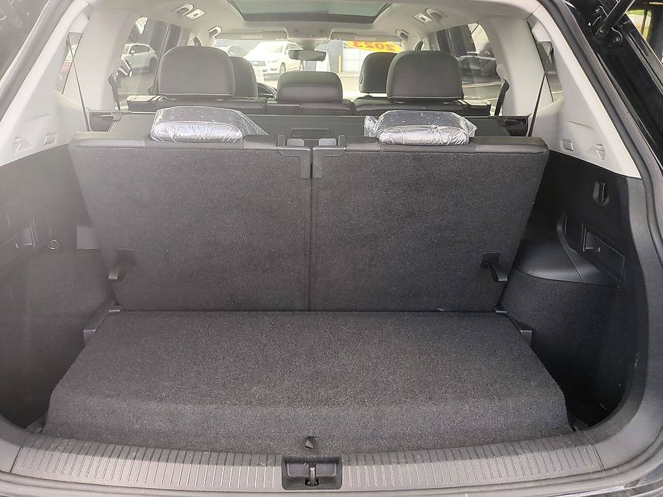 Used 2023 Platinum Gray Metallic Volkswagen SE image 30