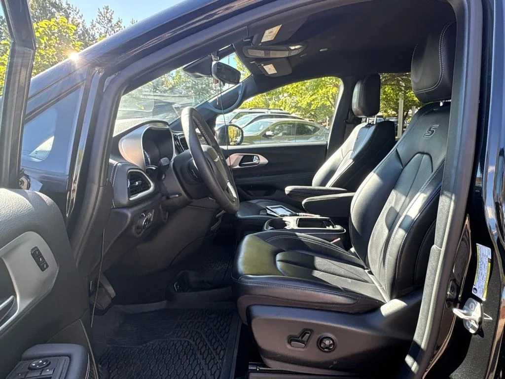Used 2023 Black Chrysler Touring L image 13