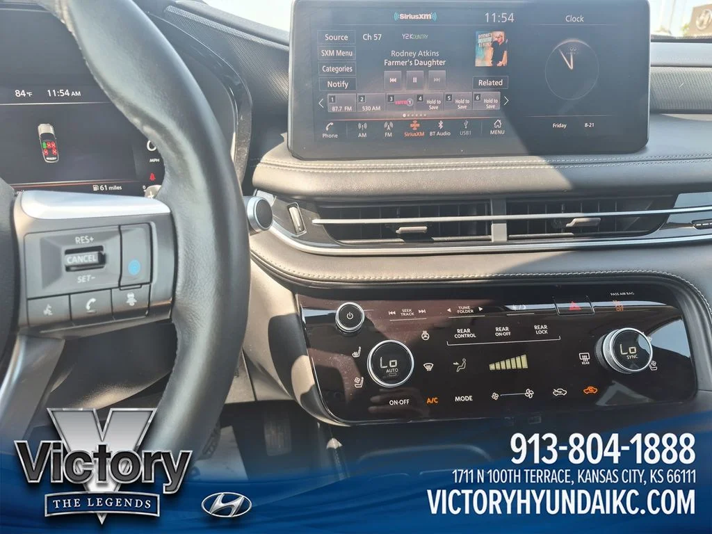 Used 2022 White INFINITI LUXE image 17