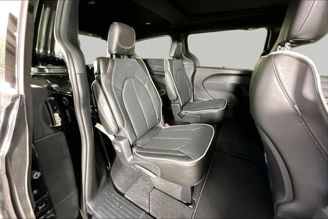 New 2027 Diamond Black Crystal Pearl-Coat Exterior Paint Chrysler Limited image 11