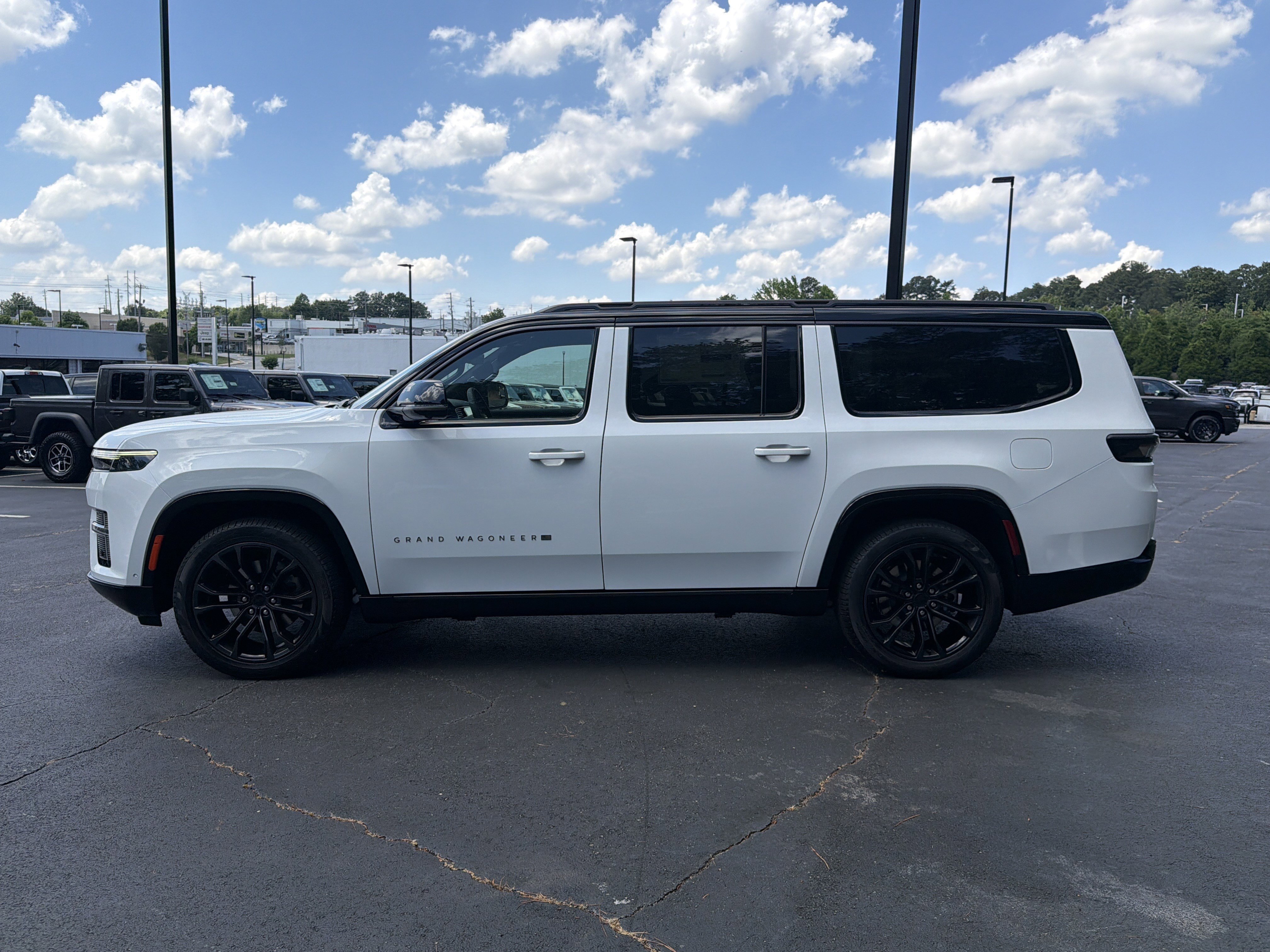 New 2026 Bright White Clear-Coat Exterior Paint Jeep Summit Obsidian image 4