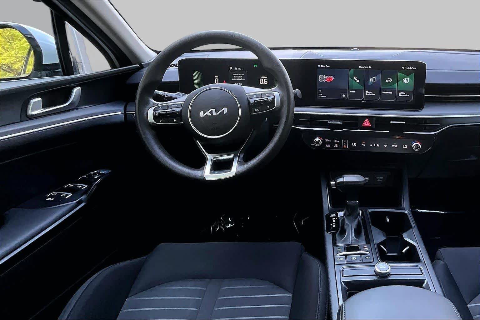 Used 2025 Snow White Pearl Kia LXS image 6