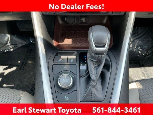 Certified Used 2024 WIND CHILL PEARL Toyota  image 44