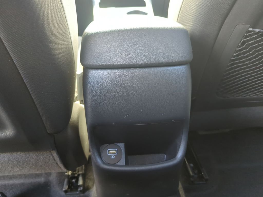 Used 2023 White Hyundai SE image 19