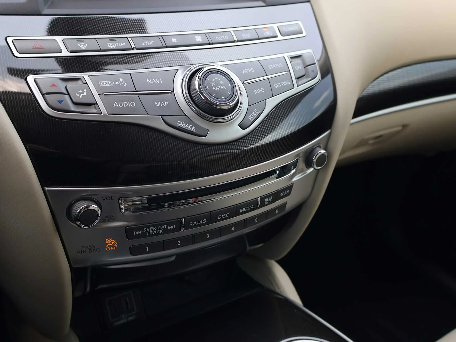 Used 2019 Majestic White INFINITI LUXE image 20