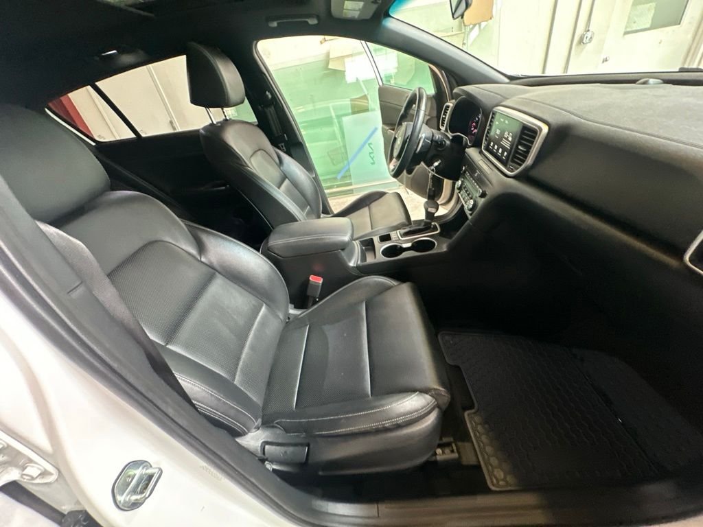 Used 2022 White Kia Nightfall image 34