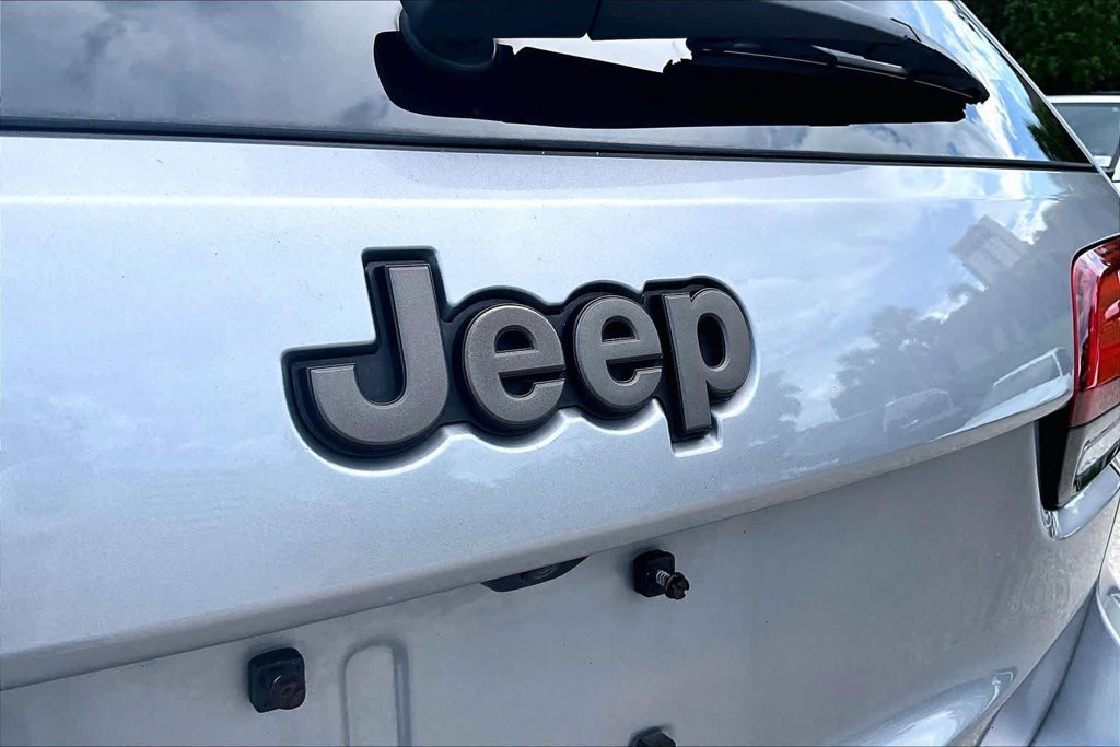Used 2017 Silver Jeep Limited image 31