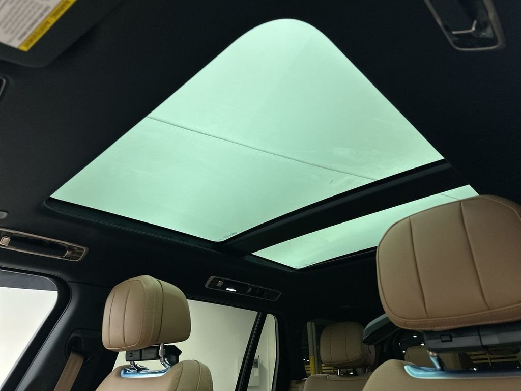 New 2026 Belgravia Green Metallic Land Rover SE image 19