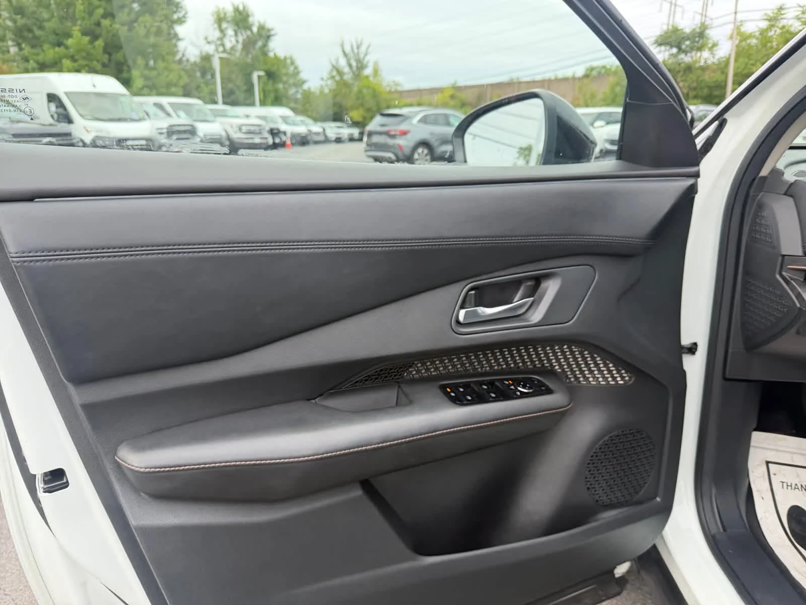 Used 2023 Everest White Pearl Tricoat/Black Diamond Pearl Nissan VENTURE+ image 14