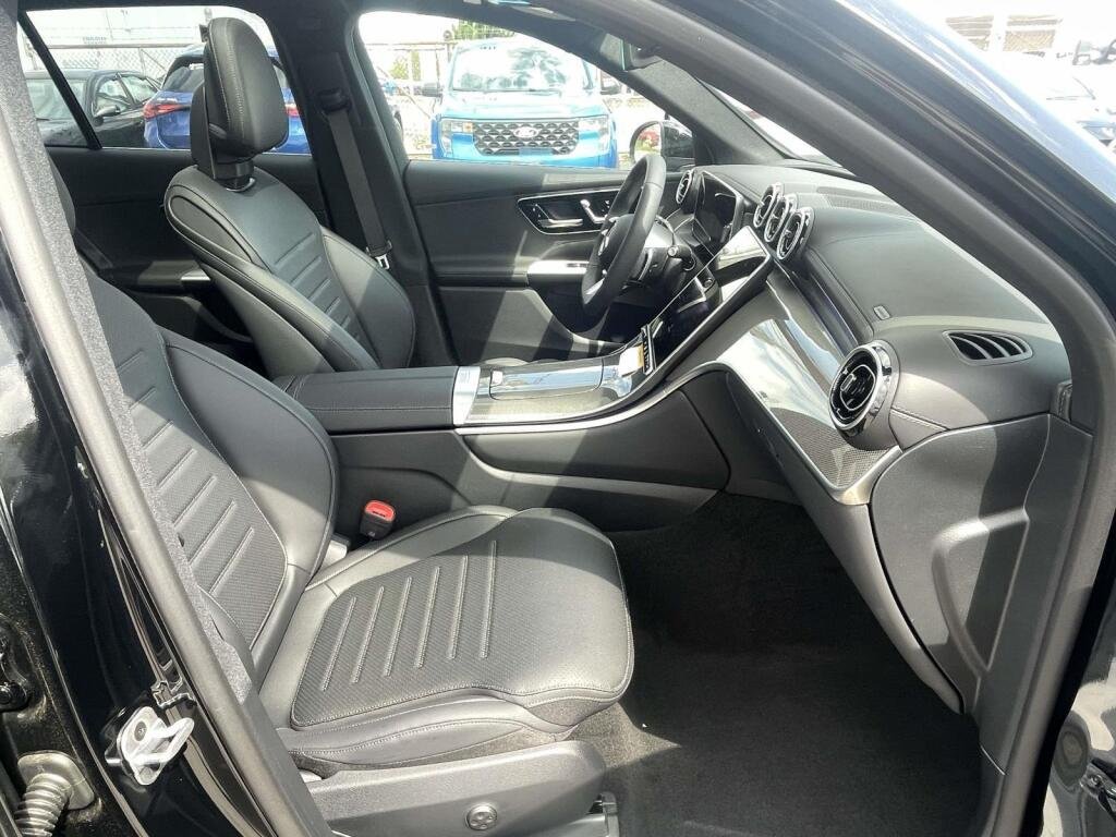New 2026 2040/Black Mercedes-Benz GLC 300 image 23