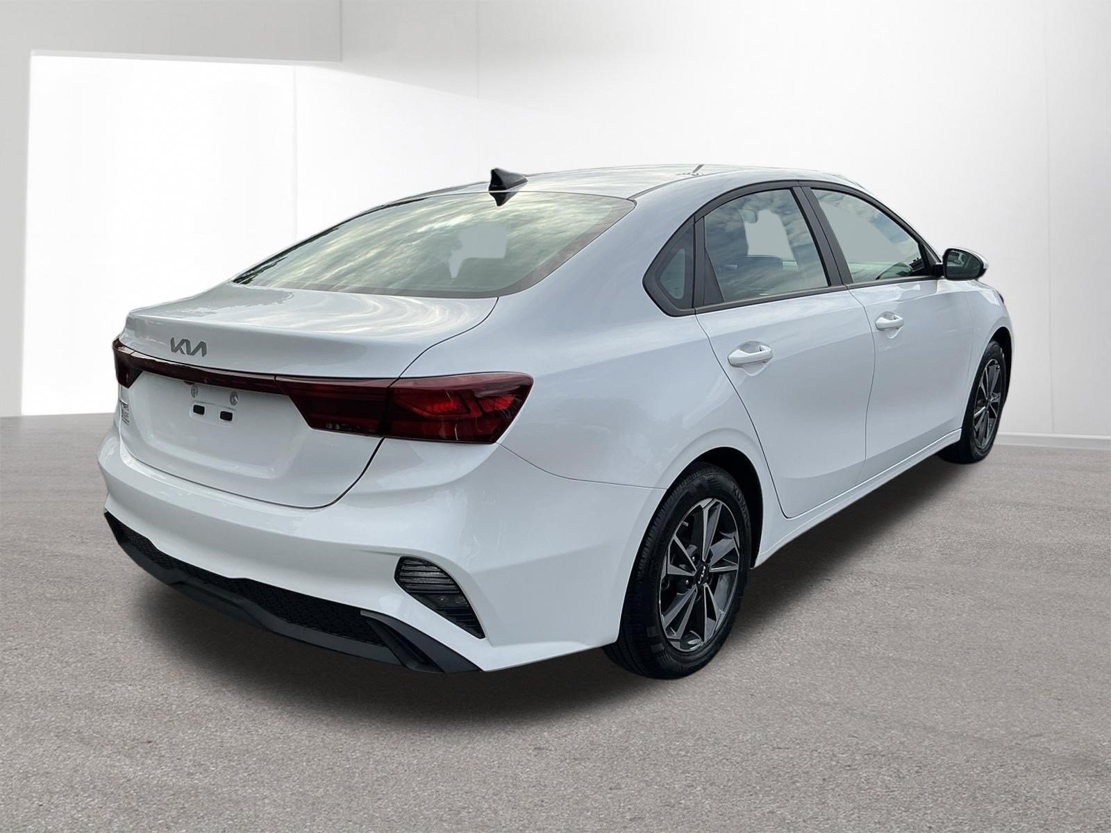 Used 2024  Kia LXS image 5