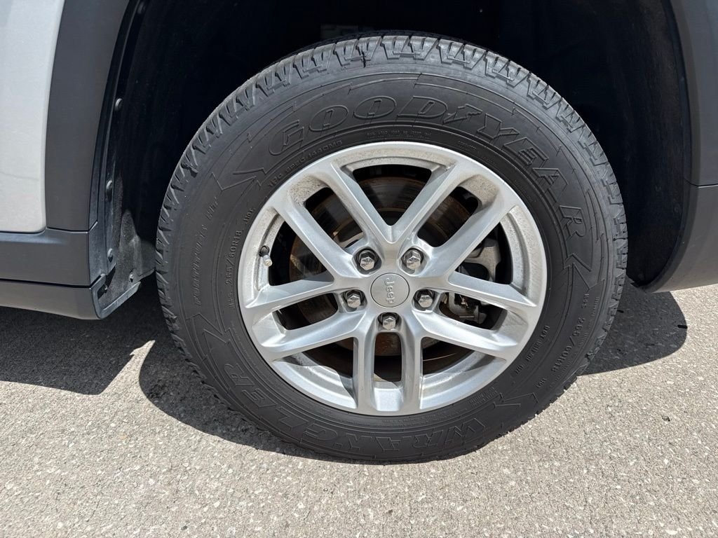 Used 2023 Silver Jeep Laredo image 40