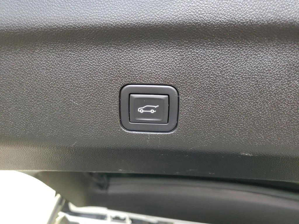 Used 2025 White Chevrolet LT image 30