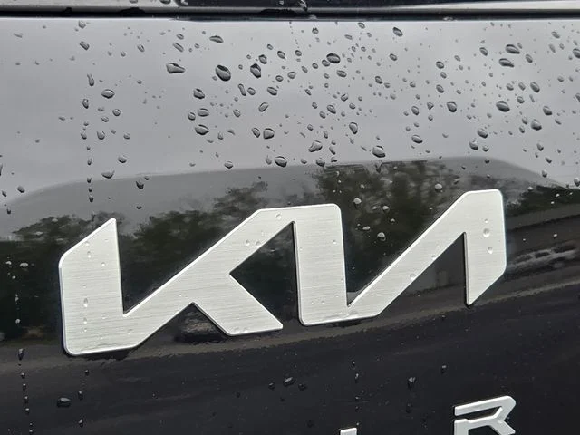 Used 2025 Black Kia S image 19