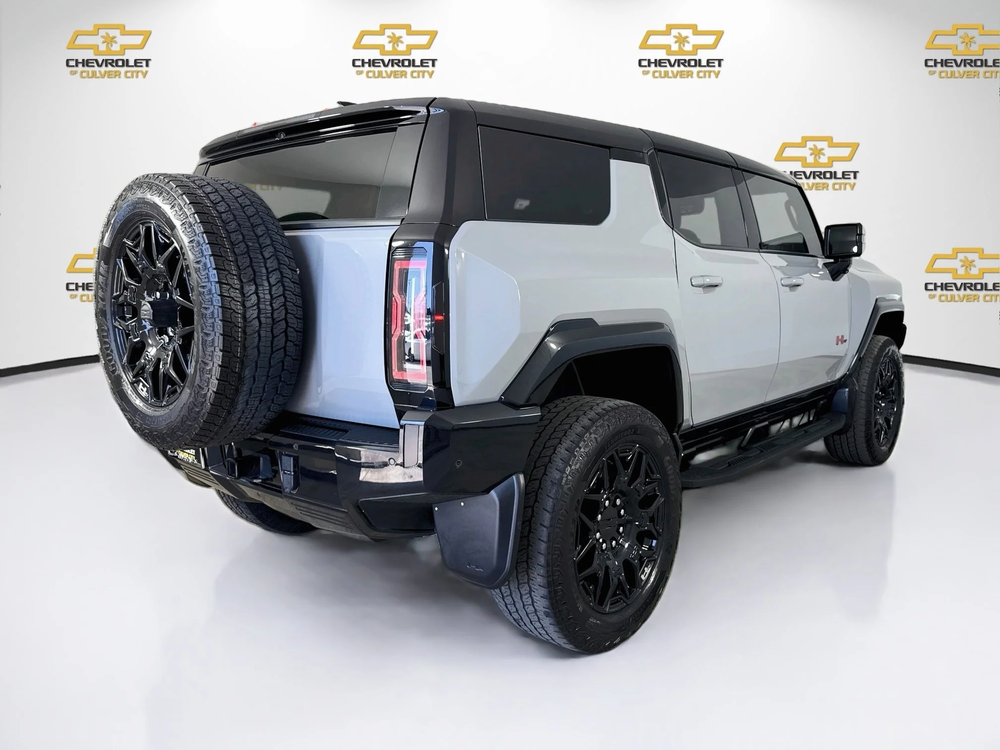 Used 2024 Meteorite Metallic (Grey) GMC 2X image 8