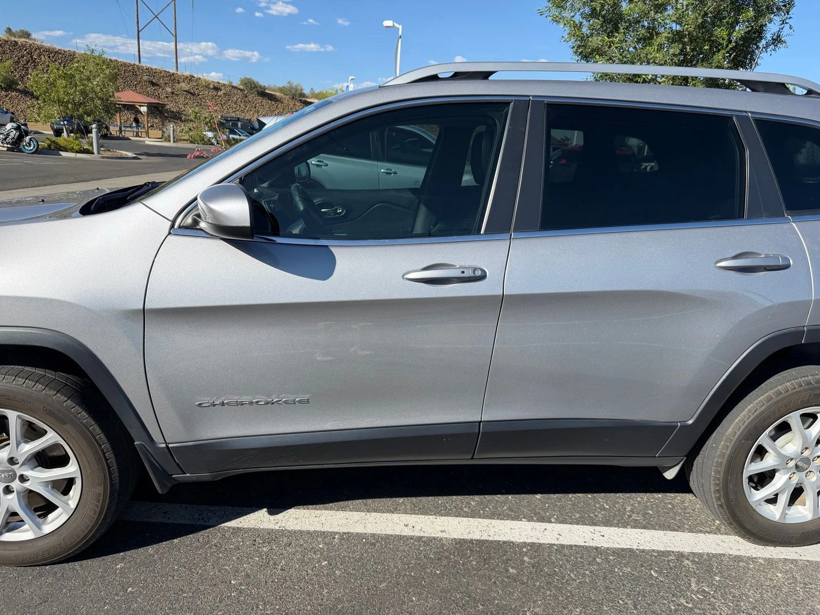 Used 2018 Silver Jeep Latitude Plus image 4