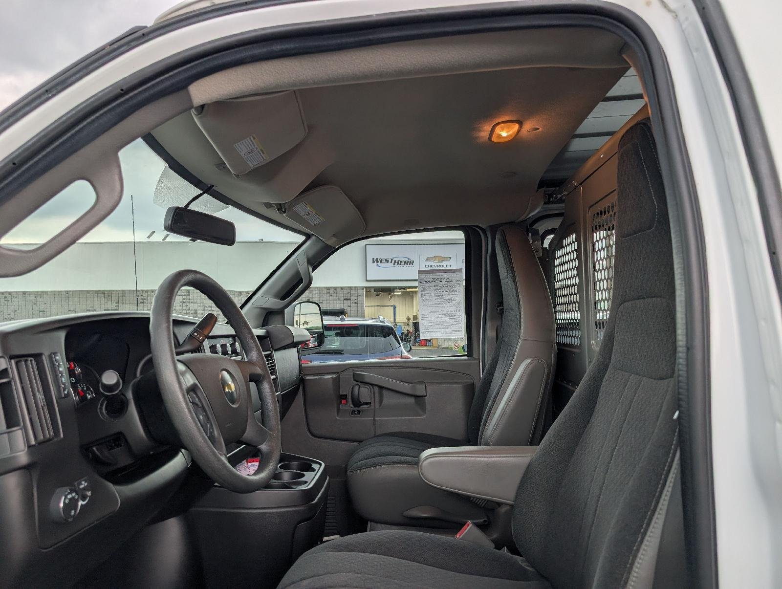 Used 2018 Summit White Chevrolet  image 9