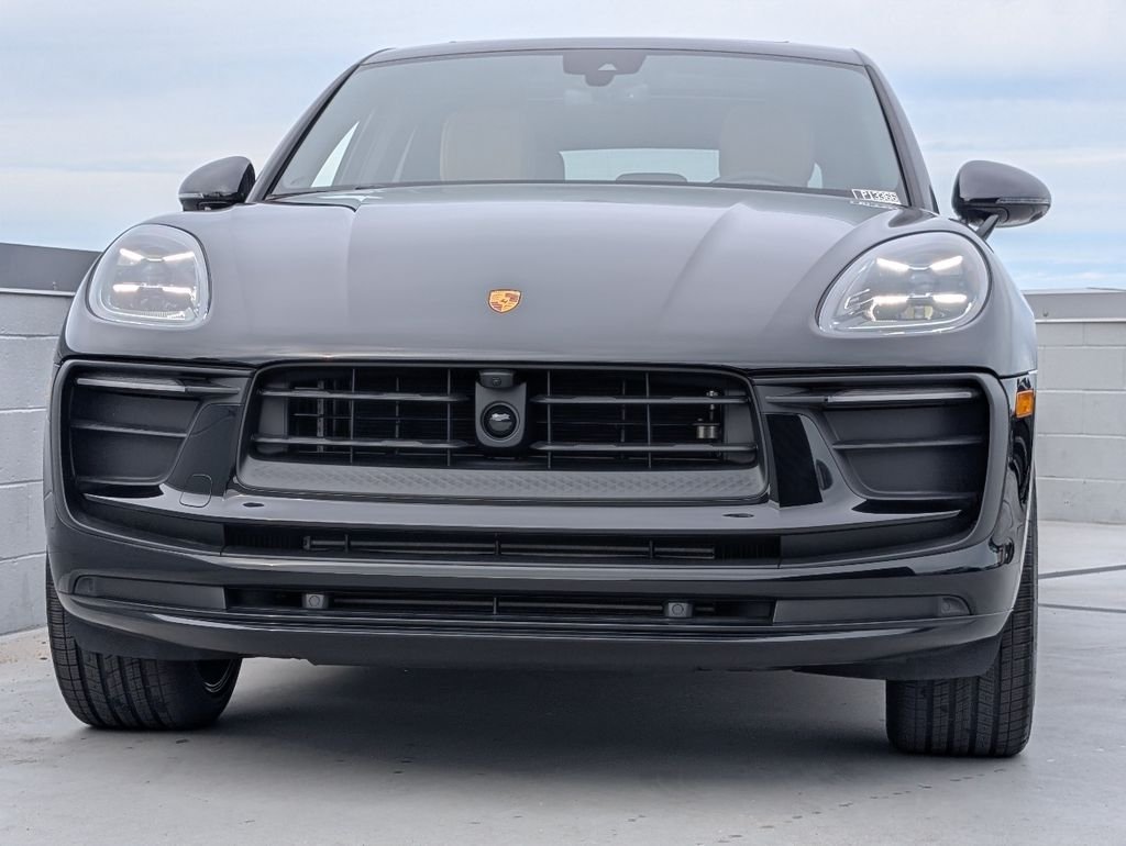 2026 Porsche Macan T - Photo 8